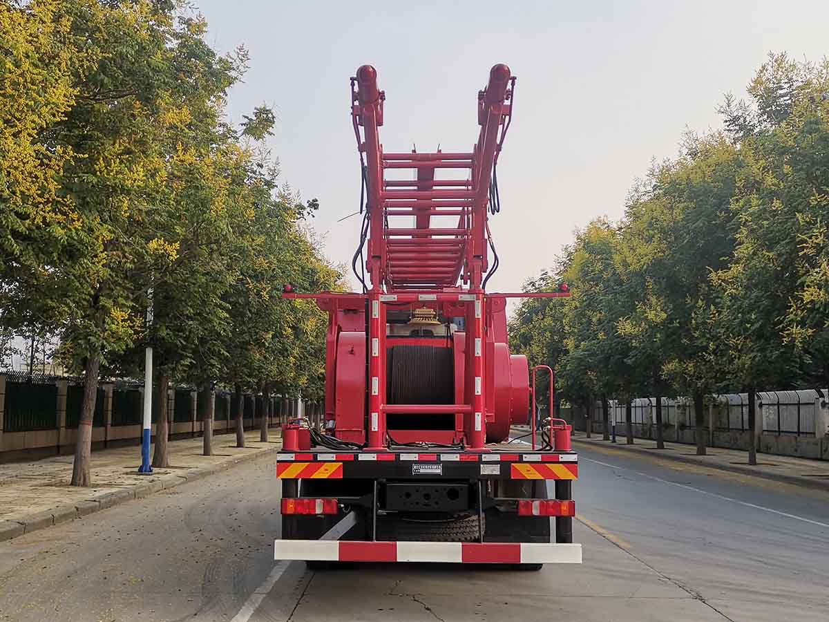 重汽豪翰后八輪采油車